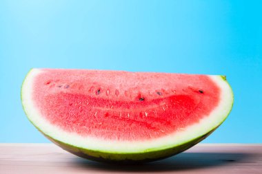 Mavi arka planda taze olgun karpuzun yakın görüntüsü