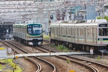 Tren Japonya 'da modern demiryolu ile hareket ediyor. 