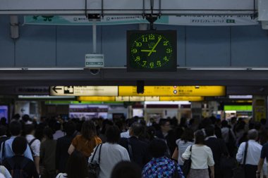 Tokyo, Japonya - 15 Temmuz, 219: Tokyo, Japonya 'da tren bekleyen insanlar