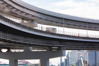 Köprüsü olan inşaat alanı