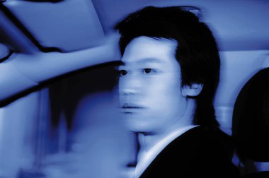 Takım elbiseli yakışıklı Japon erkek işadamının portresi.