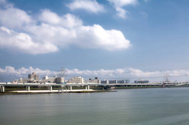 Tokyo 'nun modern gökdelenleri Japonya, nehir kıyısında yer almaktadır.