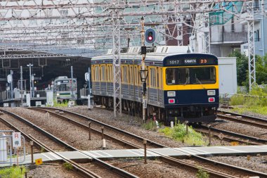 Tren Japonya 'da modern demiryolu ile hareket ediyor. 