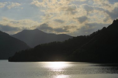 Dağlarda göl doğanın arka planında