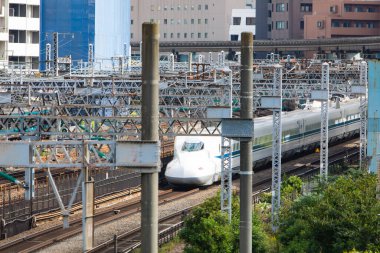 Tren Japonya 'da modern demiryolu ile hareket ediyor. 