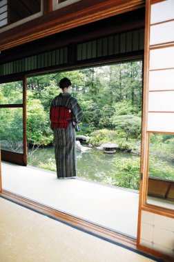 Geleneksel Japon kimonolu genç kadın.