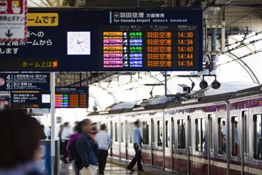osaka, japan - Kasım 15, 2017: Osaka, Japonya 'daki tren istasyonundaki insanlar. Osaka en popüler trendir.