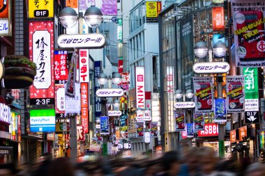 Japonya 'da şehir caddesinde insanların ve ticari afişlerin görüntüsü bulanıklaştı 