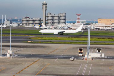 Yolcu uçağı havaalanında..