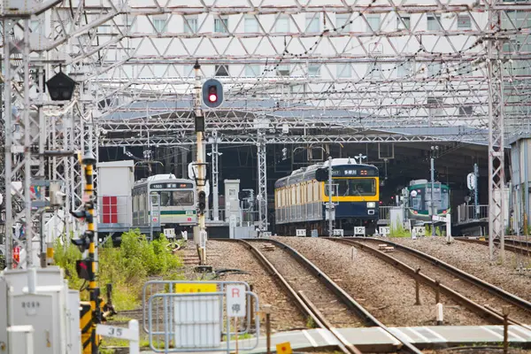 Tren Japonya 'da modern demiryolu ile hareket ediyor. 