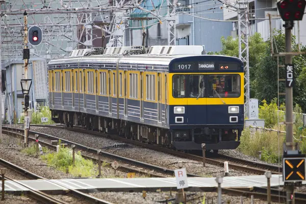 Поезд Идущий Современной Железной Дороге Через Город Японии — стоковое фото
