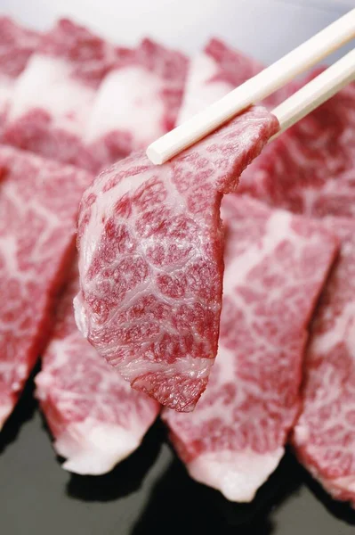 生牛肉片和筷子 — 图库照片