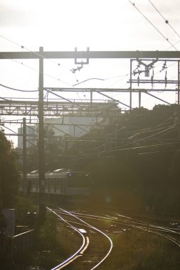 Gün batımında tren ve demiryolu manzarası