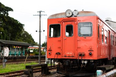 Japon şehrindeki tren ve tren istasyonu.