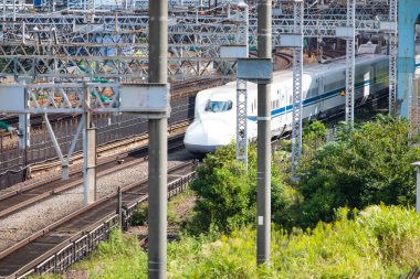 Tren Japonya 'da modern demiryolu ile hareket ediyor. 
