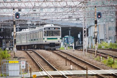 Tren Japonya 'da modern demiryolu ile hareket ediyor. 