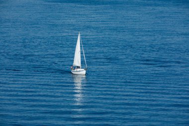Mavi denizdeki yelkenli manzarası