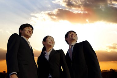 Asyalı meslektaşlarla işbirliği içeren bir proje ekibi.