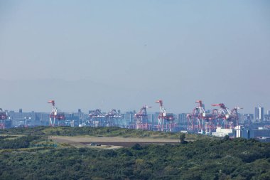 Büyük vinçler yüklemeye hazır.