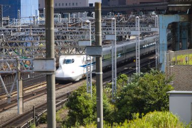 Tren Japonya 'da modern demiryolu ile hareket ediyor. 