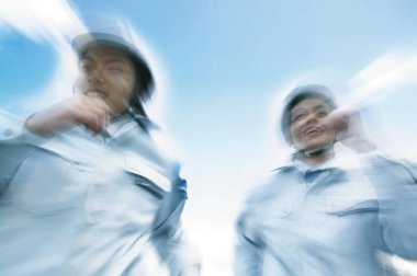 Enerji santralinde çalışan iki mühendis. 