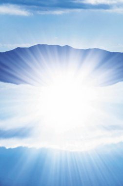 Parlak güneş ışınları ve bulutlarla soyut arkaplan