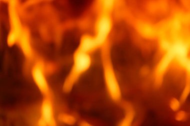 Şöminede yanan ateş, yakın çekim. Arkaplan