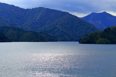 Dağlarda göl doğanın arka planında