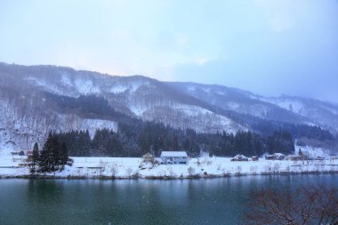 Kış manzarası karla kaplı dağlar ve göl