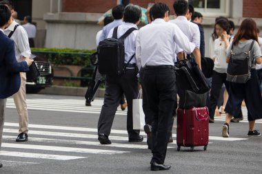 Sokakta yürüyen insanlar, şehir konsepti 
