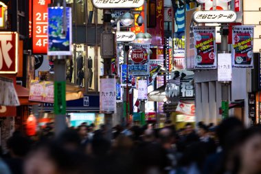 Japonya 'da şehir caddesinde insanların ve ticari afişlerin görüntüsü bulanıklaştı 