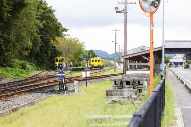 Japon şehrinde yaz günü demiryolu manzarası
