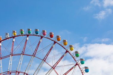 Dönme dolap gökyüzü arka planında 