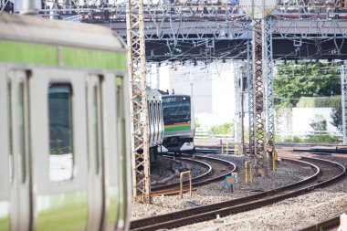 Tren Japonya 'da modern demiryolu ile hareket ediyor. 
