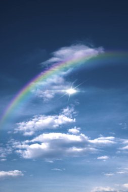 Güzel gökkuşağı, parlak ışık ve gökyüzündeki bulutlar