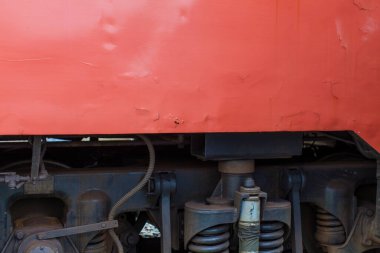 Garajdaki eski paslı araba..