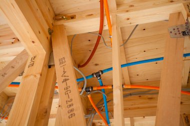 İnşaatta ahşap kirişler ve renkli kablolar