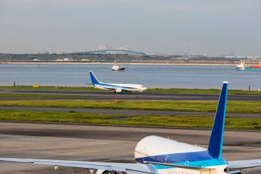 Yolcu uçağı kalkıyor.