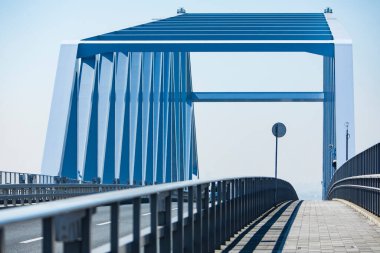 Güneşli bir günde köprü manzarası