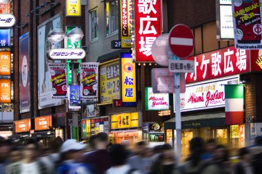 Japonya 'da şehir caddesinde insanların ve ticari afişlerin görüntüsü bulanıklaştı 