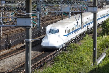 Tren Japonya 'da modern demiryolu ile hareket ediyor. 