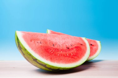 Tahta masada taze kırmızı karpuz dilimi