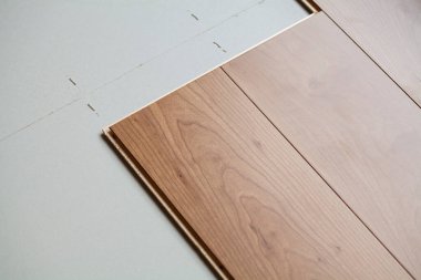 Tahta döşeme ve hafif ahşap arka planda farklı kaplamalar..