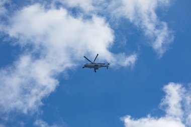 Havacılık aracı konsepti. Helikopter gökyüzünde uçuyor. 