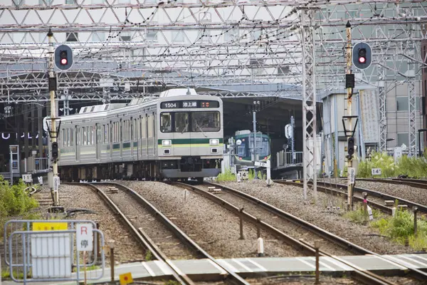 Tren Japonya 'da modern demiryolu ile hareket ediyor. 