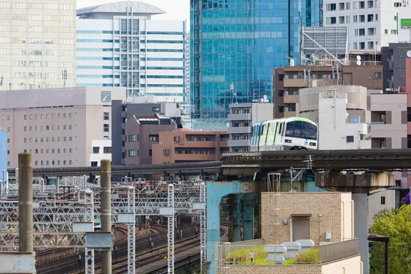Tåg Som Rör Sig Med Modern Järnväg Genom Staden Japan — Stockfoto