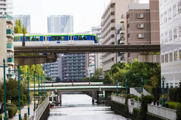 Trein Met Moderne Spoorlijn Door Stad Japan — Stockfoto
