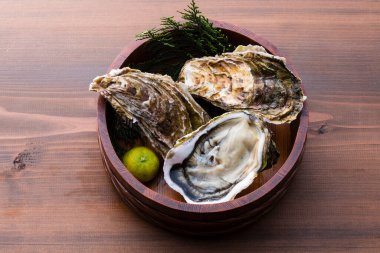 Çiğ taze istiridye manzarasını kapatın. 