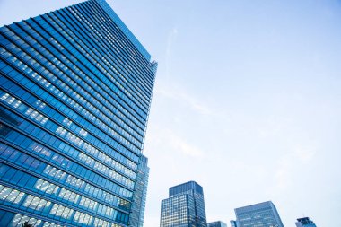 Akşam kentteki modern binalar 