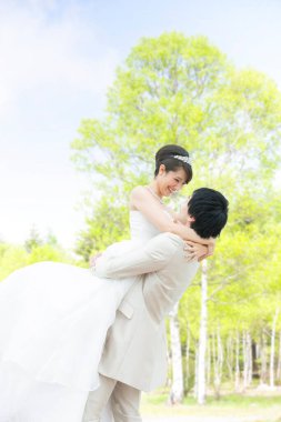 Park 'ta birbirine aşık genç çiftler. 